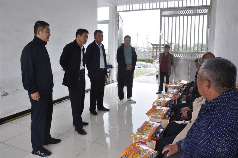 农场公司领导冒雨看望慰问颐养园老人