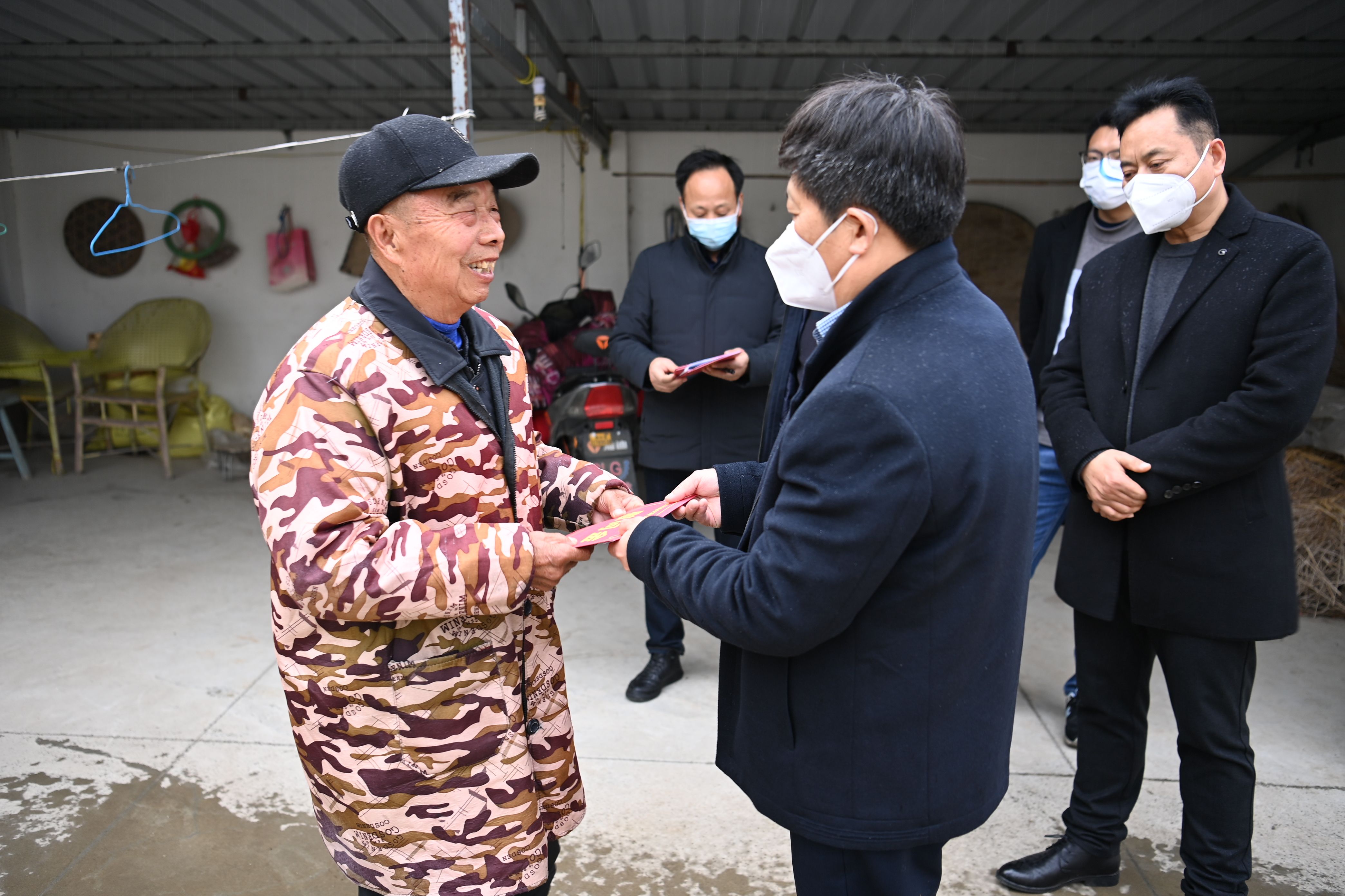 韩正光走访慰问部分困难党员和群众