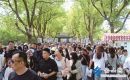 金山游人如织